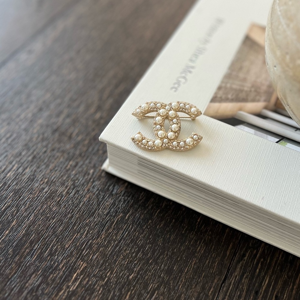 Pearl Crystal CC Brooch Gold